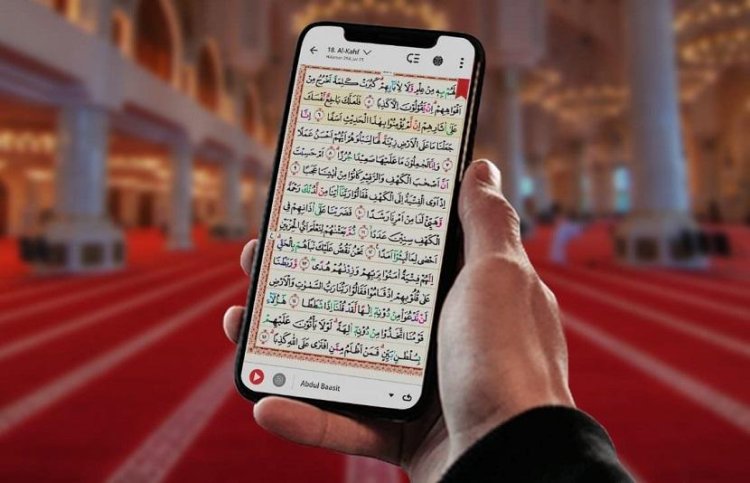 Hukum Membaca Al-Qur’an Lewat HP atau Komputer, Apakah Harus Wudhu?